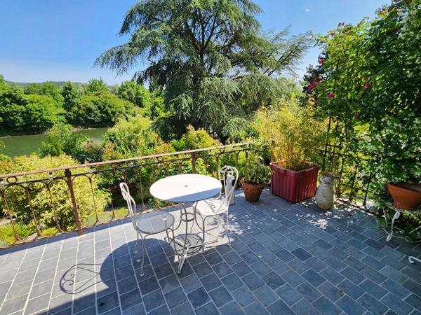 Tosny - Agréable villa avec vue et accès direct à la Seine de 124 m2 -  3 chambres - Bel environnement reposant, calme et reposant -  Terrain 947 m2 - Prix : 383.000 Euros