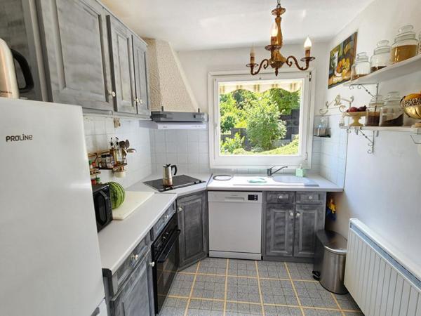 Tosny - Agréable villa avec vue et accès direct à la Seine de 124 m2 -  3 chambres - Bel environnement reposant, calme et reposant -  Terrain 947 m2 - Prix : 383.000 Euros