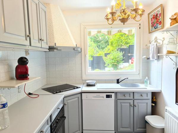 Tosny - Agréable villa avec vue et accès direct à la Seine de 124 m2 -  3 chambres - Bel environnement reposant, calme et reposant -  Terrain 947 m2 - Prix : 383.000 Euros