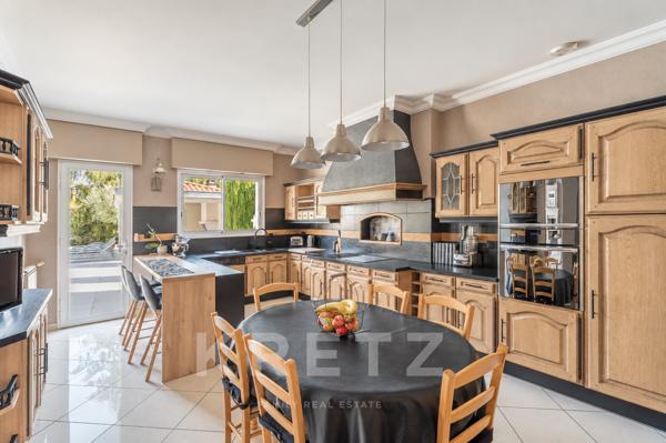 MERIGNAC - Villa 5 chambres de 301 m2 avec piscine & garage