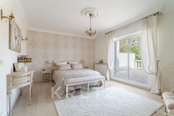 MERIGNAC - Villa 5 chambres de 301 m2 avec piscine & garage