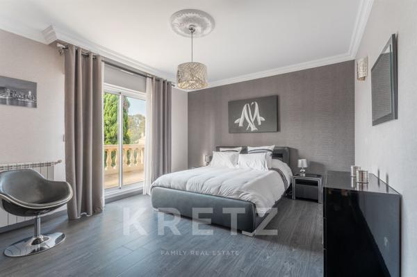 MERIGNAC - Villa 5 chambres de 301 m2 avec piscine & garage