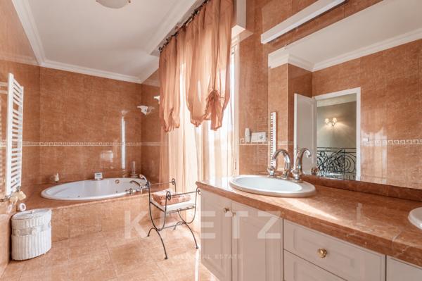 MERIGNAC - Villa 5 chambres de 301 m2 avec piscine & garage
