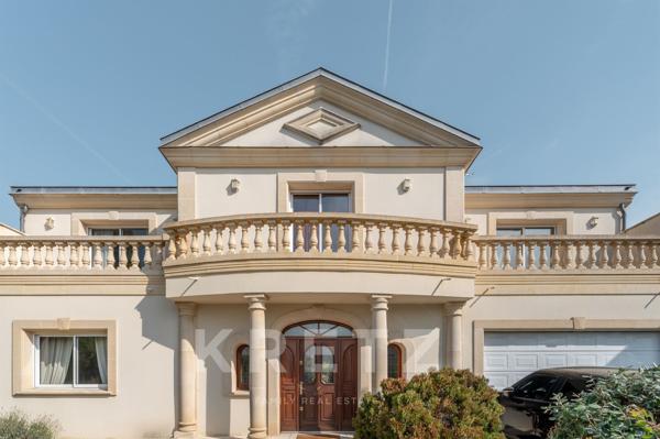 MERIGNAC - Villa 5 chambres de 301 m2 avec piscine & garage