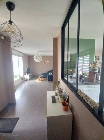ERNÉE – Maison de plain-pied rénovée 88 m² – 3 ch. – jardin, terrasse 60 m² – aucun travaux