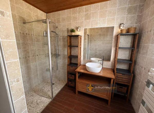 Vente                                                      Maison
                        
                     6 pièces                      163 m2                     à Saint-Jean-de-Monts