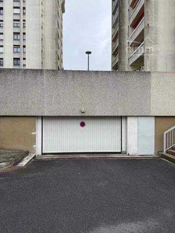 A vendre garage (box fermé) situé Rue Montaigne, derrière la mairie, dans la résidence sécurisée "Le Jocondien".