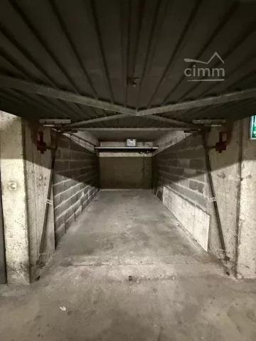 A vendre garage (box fermé) situé Rue Montaigne, derrière la mairie, dans la résidence sécurisée "Le Jocondien".