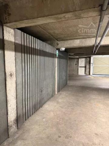 A vendre garage (box fermé) situé Rue Montaigne, derrière la mairie, dans la résidence sécurisée "Le Jocondien".