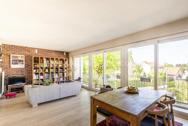 Appartement familial, lumineux, 3 chambres avec balcons, vues et ravissant jardin commun.