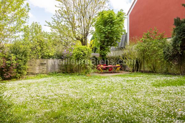 Appartement familial, lumineux, 3 chambres avec balcons, vues et ravissant jardin commun.