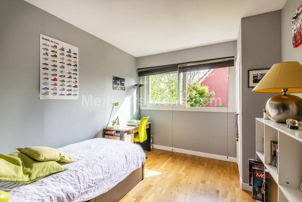 Appartement familial, lumineux, 3 chambres avec balcons, vues et ravissant jardin commun.