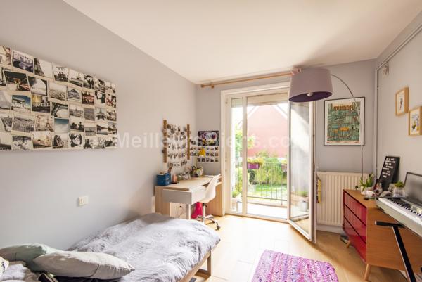 Appartement familial, lumineux, 3 chambres avec balcons, vues et ravissant jardin commun.