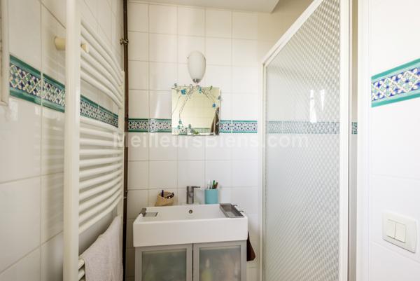 Appartement familial, lumineux, 3 chambres avec balcons, vues et ravissant jardin commun.