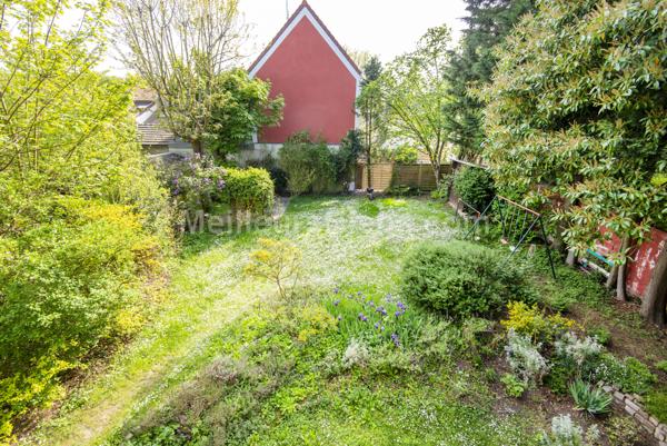 Appartement familial, lumineux, 3 chambres avec balcons, vues et ravissant jardin commun.