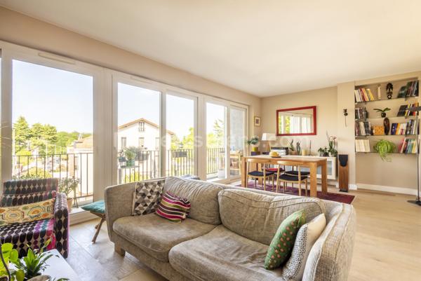 Appartement familial, lumineux, 3 chambres avec balcons, vues et ravissant jardin commun.