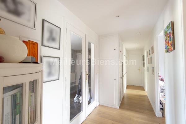 Appartement familial, lumineux, 3 chambres avec balcons, vues et ravissant jardin commun.