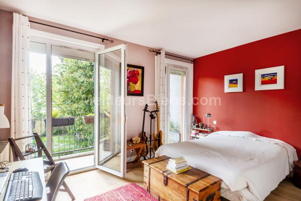 Appartement familial, lumineux, 3 chambres avec balcons, vues et ravissant jardin commun.