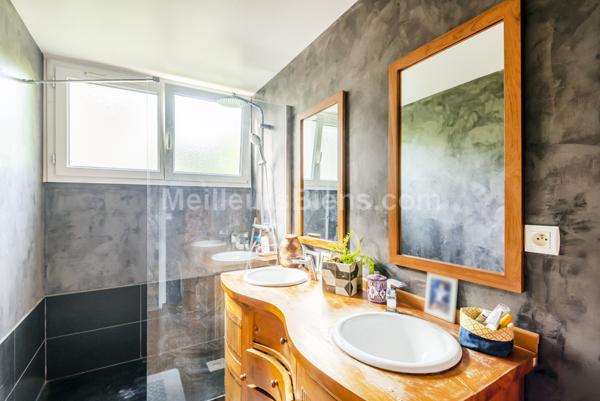 Appartement familial, lumineux, 3 chambres avec balcons, vues et ravissant jardin commun.