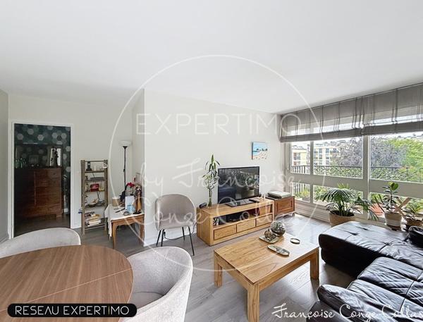 Appartement 2 chambres, loggia, balcon, cave, parking, piscine