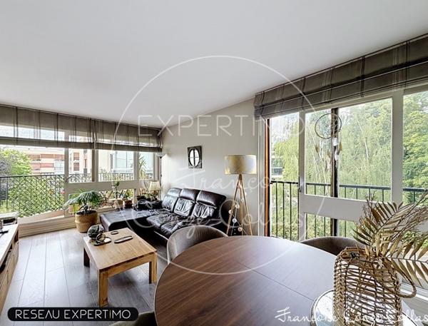 Appartement 2 chambres, loggia, balcon, cave, parking, piscine