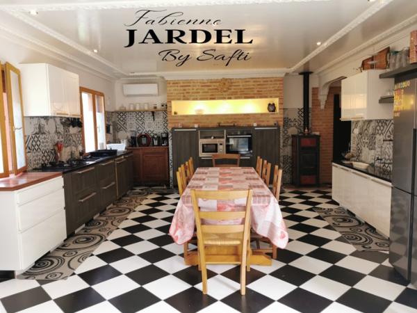 VILLA SPACIEUSE 4 CH - PISCINE - ENVIRONNEMENT CALME -