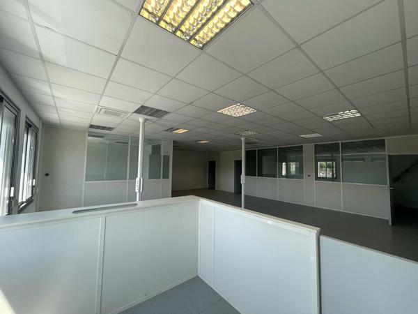 A LOUER - LE HAVRE - QUARTIER DES MAGASINS GENERAUX - BUREAUX - 132 m²