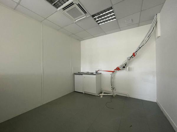 A LOUER - LE HAVRE - QUARTIER DES MAGASINS GENERAUX - BUREAUX - 132 m²