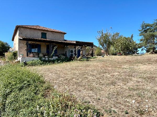 Maison individuelle avec 2,5 hectares, grange, Millac