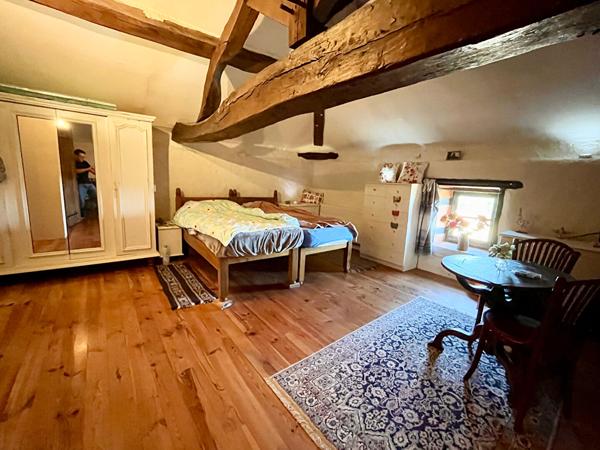 Maison individuelle avec 2,5 hectares, grange, Millac