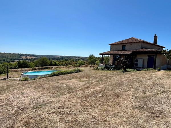 Maison individuelle avec 2,5 hectares, grange, Millac