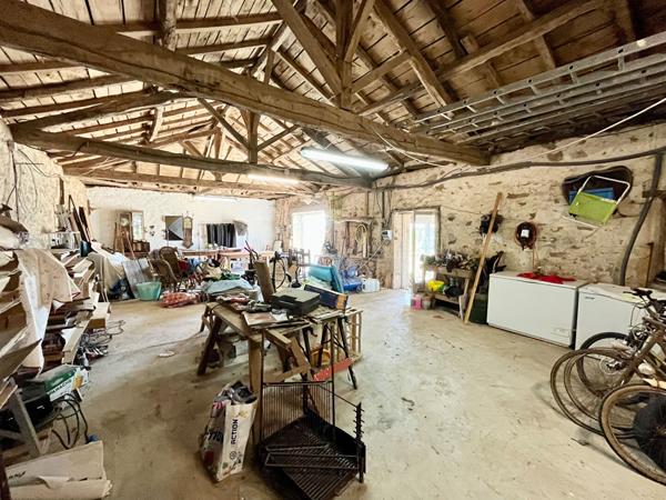 Maison individuelle avec 2,5 hectares, grange, Millac