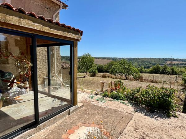Maison individuelle avec 2,5 hectares, grange, Millac
