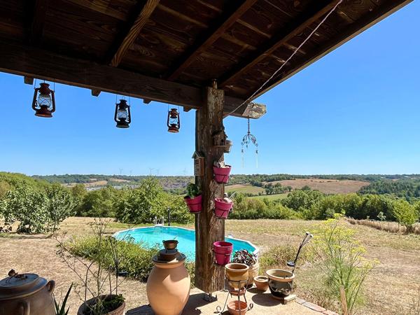 Maison individuelle avec 2,5 hectares, grange, Millac