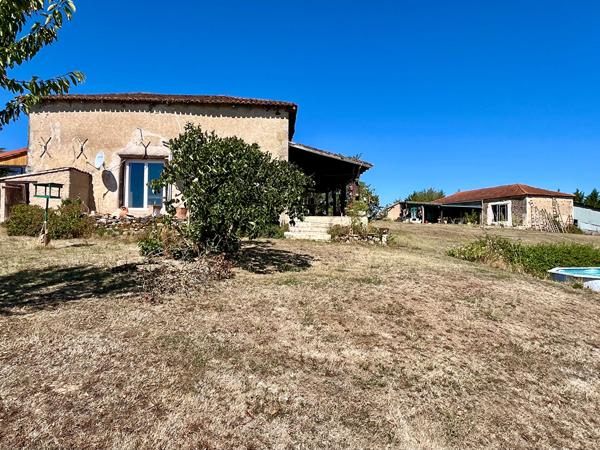 Maison individuelle avec 2,5 hectares, grange, Millac