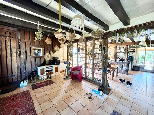 Maison individuelle avec 2,5 hectares, grange, Millac