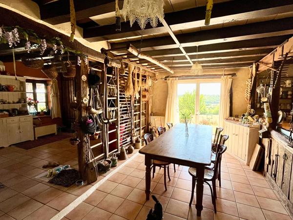 Maison individuelle avec 2,5 hectares, grange, Millac