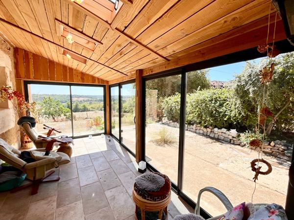 Maison individuelle avec 2,5 hectares, grange, Millac