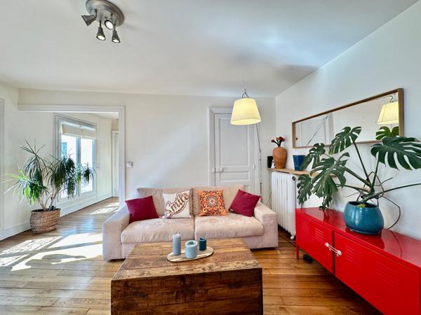 DEUX PIÈCES BAIGNÉ DE LUMIÈRE ET TERRASSE DE 10M2