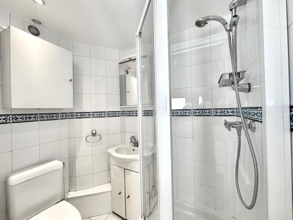 DEUX PIÈCES BAIGNÉ DE LUMIÈRE ET TERRASSE DE 10M2