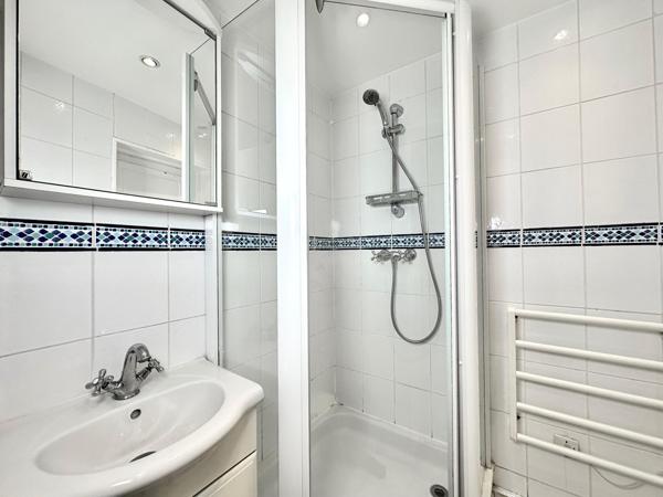 DEUX PIÈCES BAIGNÉ DE LUMIÈRE ET TERRASSE DE 10M2