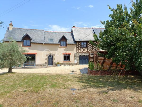 Découvrez cette magnifique longère de caractère mitoyenne d'un côté d'environ 143 m² à proximité du centre bourg de Saint-Gilles, elle bénéficie d'un agréable terrain arboré d'environ 1000 m².

Le charme de l'ancien vous séduira avec au rez-de-chaussée, une entrée avec coin bureau et rangements, un salon séjour chaleureux avec poêle à bois, une cuisine aménagée et équipée, une chambre, un cellier et un WC indépendant.

A l'étage vous disposez de trois belles chambres, d'une salle d'eau, d'une salle de bains, d'un WC indépendant ainsi que d'un débarras. Chauffage au fioul.

Exposé plein Sud, vous pourrez profiter d'une terrasse bois ainsi que d'un chalet pour des moments de détente entre amis ou en famille.

Vous disposez d'une cour gravillonnée, d'une dépendance avec garage et d'un garage accolé.

Pour compléter le tout vous trouverez sur le terrain un potager ainsi que de nombreux arbres fruitiers et vous bénéficiez d'un droit de puisage.

A seulement 10 minutes de RENNES, vous profitez des commodités de Rennes Métropole.
Une maison idéale pour une famille à la recherche de tranquillité tout en restant proche des commerces, écoles et transports.

A découvrir sans tarder.