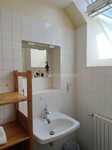 Découvrez cette magnifique longère de caractère mitoyenne d'un côté d'environ 143 m² à proximité du centre bourg de Saint-Gilles, elle bénéficie d'un agréable terrain arboré d'environ 1000 m².

Le charme de l'ancien vous séduira avec au rez-de-chaussée, une entrée avec coin bureau et rangements, un salon séjour chaleureux avec poêle à bois, une cuisine aménagée et équipée, une chambre, un cellier et un WC indépendant.

A l'étage vous disposez de trois belles chambres, d'une salle d'eau, d'une salle de bains, d'un WC indépendant ainsi que d'un débarras. Chauffage au fioul.

Exposé plein Sud, vous pourrez profiter d'une terrasse bois ainsi que d'un chalet pour des moments de détente entre amis ou en famille.

Vous disposez d'une cour gravillonnée, d'une dépendance avec garage et d'un garage accolé.

Pour compléter le tout vous trouverez sur le terrain un potager ainsi que de nombreux arbres fruitiers et vous bénéficiez d'un droit de puisage.

A seulement 10 minutes de RENNES, vous profitez des commodités de Rennes Métropole.
Une maison idéale pour une famille à la recherche de tranquillité tout en restant proche des commerces, écoles et transports.

A découvrir sans tarder.