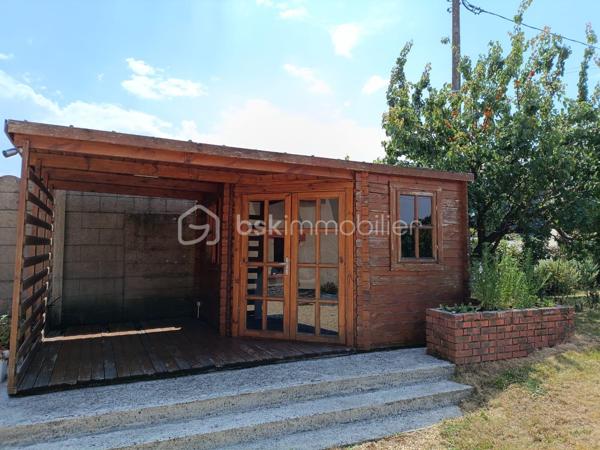 Découvrez cette magnifique longère de caractère mitoyenne d'un côté d'environ 143 m² à proximité du centre bourg de Saint-Gilles, elle bénéficie d'un agréable terrain arboré d'environ 1000 m².

Le charme de l'ancien vous séduira avec au rez-de-chaussée, une entrée avec coin bureau et rangements, un salon séjour chaleureux avec poêle à bois, une cuisine aménagée et équipée, une chambre, un cellier et un WC indépendant.

A l'étage vous disposez de trois belles chambres, d'une salle d'eau, d'une salle de bains, d'un WC indépendant ainsi que d'un débarras. Chauffage au fioul.

Exposé plein Sud, vous pourrez profiter d'une terrasse bois ainsi que d'un chalet pour des moments de détente entre amis ou en famille.

Vous disposez d'une cour gravillonnée, d'une dépendance avec garage et d'un garage accolé.

Pour compléter le tout vous trouverez sur le terrain un potager ainsi que de nombreux arbres fruitiers et vous bénéficiez d'un droit de puisage.

A seulement 10 minutes de RENNES, vous profitez des commodités de Rennes Métropole.
Une maison idéale pour une famille à la recherche de tranquillité tout en restant proche des commerces, écoles et transports.

A découvrir sans tarder.