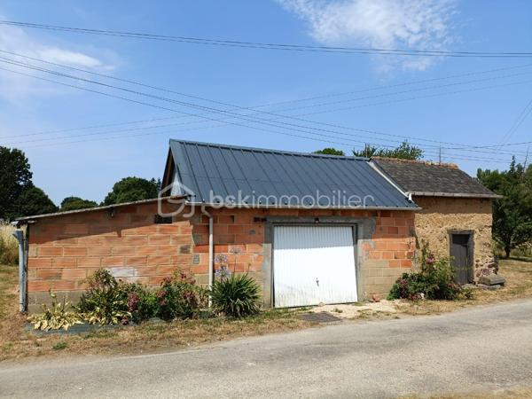 Découvrez cette magnifique longère de caractère mitoyenne d'un côté d'environ 143 m² à proximité du centre bourg de Saint-Gilles, elle bénéficie d'un agréable terrain arboré d'environ 1000 m².

Le charme de l'ancien vous séduira avec au rez-de-chaussée, une entrée avec coin bureau et rangements, un salon séjour chaleureux avec poêle à bois, une cuisine aménagée et équipée, une chambre, un cellier et un WC indépendant.

A l'étage vous disposez de trois belles chambres, d'une salle d'eau, d'une salle de bains, d'un WC indépendant ainsi que d'un débarras. Chauffage au fioul.

Exposé plein Sud, vous pourrez profiter d'une terrasse bois ainsi que d'un chalet pour des moments de détente entre amis ou en famille.

Vous disposez d'une cour gravillonnée, d'une dépendance avec garage et d'un garage accolé.

Pour compléter le tout vous trouverez sur le terrain un potager ainsi que de nombreux arbres fruitiers et vous bénéficiez d'un droit de puisage.

A seulement 10 minutes de RENNES, vous profitez des commodités de Rennes Métropole.
Une maison idéale pour une famille à la recherche de tranquillité tout en restant proche des commerces, écoles et transports.

A découvrir sans tarder.