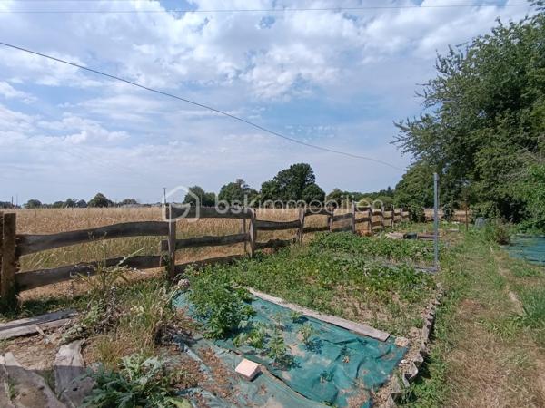 Découvrez cette magnifique longère de caractère mitoyenne d'un côté d'environ 143 m² à proximité du centre bourg de Saint-Gilles, elle bénéficie d'un agréable terrain arboré d'environ 1000 m².

Le charme de l'ancien vous séduira avec au rez-de-chaussée, une entrée avec coin bureau et rangements, un salon séjour chaleureux avec poêle à bois, une cuisine aménagée et équipée, une chambre, un cellier et un WC indépendant.

A l'étage vous disposez de trois belles chambres, d'une salle d'eau, d'une salle de bains, d'un WC indépendant ainsi que d'un débarras. Chauffage au fioul.

Exposé plein Sud, vous pourrez profiter d'une terrasse bois ainsi que d'un chalet pour des moments de détente entre amis ou en famille.

Vous disposez d'une cour gravillonnée, d'une dépendance avec garage et d'un garage accolé.

Pour compléter le tout vous trouverez sur le terrain un potager ainsi que de nombreux arbres fruitiers et vous bénéficiez d'un droit de puisage.

A seulement 10 minutes de RENNES, vous profitez des commodités de Rennes Métropole.
Une maison idéale pour une famille à la recherche de tranquillité tout en restant proche des commerces, écoles et transports.

A découvrir sans tarder.