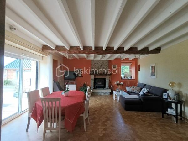 Découvrez cette magnifique longère de caractère mitoyenne d'un côté d'environ 143 m² à proximité du centre bourg de Saint-Gilles, elle bénéficie d'un agréable terrain arboré d'environ 1000 m².

Le charme de l'ancien vous séduira avec au rez-de-chaussée, une entrée avec coin bureau et rangements, un salon séjour chaleureux avec poêle à bois, une cuisine aménagée et équipée, une chambre, un cellier et un WC indépendant.

A l'étage vous disposez de trois belles chambres, d'une salle d'eau, d'une salle de bains, d'un WC indépendant ainsi que d'un débarras. Chauffage au fioul.

Exposé plein Sud, vous pourrez profiter d'une terrasse bois ainsi que d'un chalet pour des moments de détente entre amis ou en famille.

Vous disposez d'une cour gravillonnée, d'une dépendance avec garage et d'un garage accolé.

Pour compléter le tout vous trouverez sur le terrain un potager ainsi que de nombreux arbres fruitiers et vous bénéficiez d'un droit de puisage.

A seulement 10 minutes de RENNES, vous profitez des commodités de Rennes Métropole.
Une maison idéale pour une famille à la recherche de tranquillité tout en restant proche des commerces, écoles et transports.

A découvrir sans tarder.