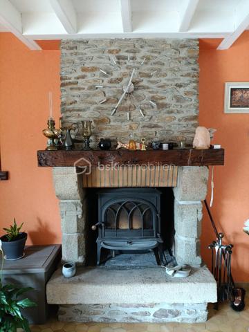 Découvrez cette magnifique longère de caractère mitoyenne d'un côté d'environ 143 m² à proximité du centre bourg de Saint-Gilles, elle bénéficie d'un agréable terrain arboré d'environ 1000 m².

Le charme de l'ancien vous séduira avec au rez-de-chaussée, une entrée avec coin bureau et rangements, un salon séjour chaleureux avec poêle à bois, une cuisine aménagée et équipée, une chambre, un cellier et un WC indépendant.

A l'étage vous disposez de trois belles chambres, d'une salle d'eau, d'une salle de bains, d'un WC indépendant ainsi que d'un débarras. Chauffage au fioul.

Exposé plein Sud, vous pourrez profiter d'une terrasse bois ainsi que d'un chalet pour des moments de détente entre amis ou en famille.

Vous disposez d'une cour gravillonnée, d'une dépendance avec garage et d'un garage accolé.

Pour compléter le tout vous trouverez sur le terrain un potager ainsi que de nombreux arbres fruitiers et vous bénéficiez d'un droit de puisage.

A seulement 10 minutes de RENNES, vous profitez des commodités de Rennes Métropole.
Une maison idéale pour une famille à la recherche de tranquillité tout en restant proche des commerces, écoles et transports.

A découvrir sans tarder.