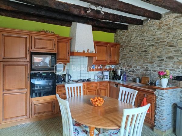 Découvrez cette magnifique longère de caractère mitoyenne d'un côté d'environ 143 m² à proximité du centre bourg de Saint-Gilles, elle bénéficie d'un agréable terrain arboré d'environ 1000 m².

Le charme de l'ancien vous séduira avec au rez-de-chaussée, une entrée avec coin bureau et rangements, un salon séjour chaleureux avec poêle à bois, une cuisine aménagée et équipée, une chambre, un cellier et un WC indépendant.

A l'étage vous disposez de trois belles chambres, d'une salle d'eau, d'une salle de bains, d'un WC indépendant ainsi que d'un débarras. Chauffage au fioul.

Exposé plein Sud, vous pourrez profiter d'une terrasse bois ainsi que d'un chalet pour des moments de détente entre amis ou en famille.

Vous disposez d'une cour gravillonnée, d'une dépendance avec garage et d'un garage accolé.

Pour compléter le tout vous trouverez sur le terrain un potager ainsi que de nombreux arbres fruitiers et vous bénéficiez d'un droit de puisage.

A seulement 10 minutes de RENNES, vous profitez des commodités de Rennes Métropole.
Une maison idéale pour une famille à la recherche de tranquillité tout en restant proche des commerces, écoles et transports.

A découvrir sans tarder.