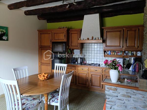Découvrez cette magnifique longère de caractère mitoyenne d'un côté d'environ 143 m² à proximité du centre bourg de Saint-Gilles, elle bénéficie d'un agréable terrain arboré d'environ 1000 m².

Le charme de l'ancien vous séduira avec au rez-de-chaussée, une entrée avec coin bureau et rangements, un salon séjour chaleureux avec poêle à bois, une cuisine aménagée et équipée, une chambre, un cellier et un WC indépendant.

A l'étage vous disposez de trois belles chambres, d'une salle d'eau, d'une salle de bains, d'un WC indépendant ainsi que d'un débarras. Chauffage au fioul.

Exposé plein Sud, vous pourrez profiter d'une terrasse bois ainsi que d'un chalet pour des moments de détente entre amis ou en famille.

Vous disposez d'une cour gravillonnée, d'une dépendance avec garage et d'un garage accolé.

Pour compléter le tout vous trouverez sur le terrain un potager ainsi que de nombreux arbres fruitiers et vous bénéficiez d'un droit de puisage.

A seulement 10 minutes de RENNES, vous profitez des commodités de Rennes Métropole.
Une maison idéale pour une famille à la recherche de tranquillité tout en restant proche des commerces, écoles et transports.

A découvrir sans tarder.